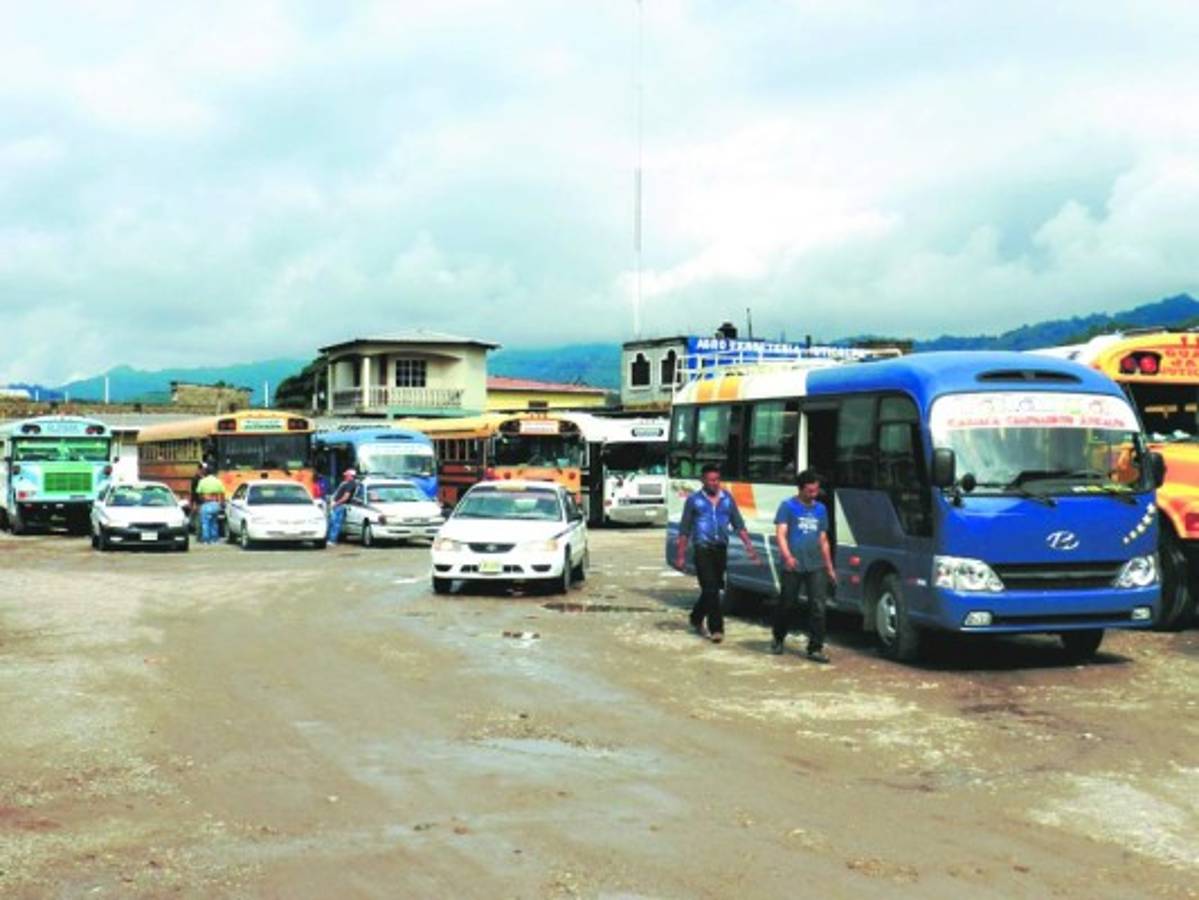 En vehículos pick-up se trasladan trabajadores de la región oriental