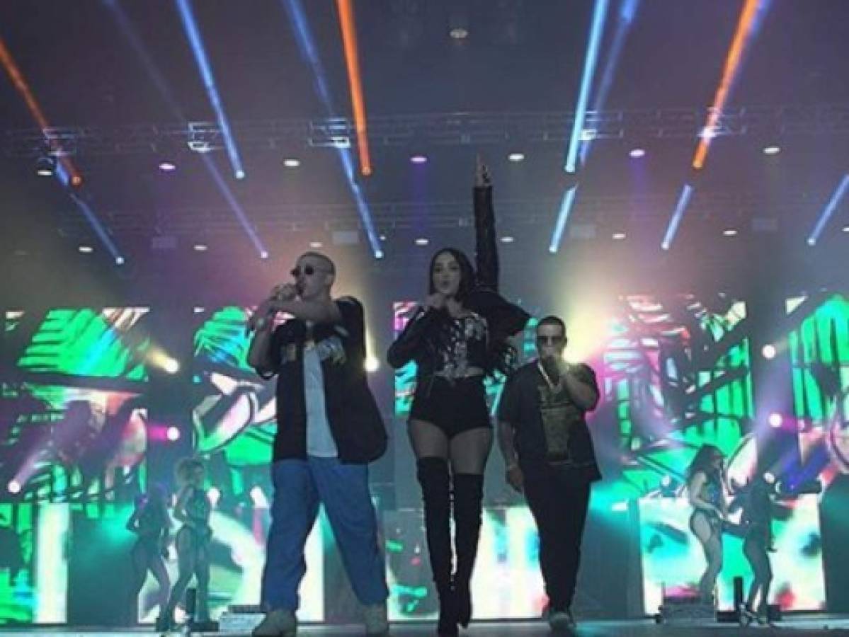 VIDEO: Bad Bunny se propasa con Natti Natasha durante un concierto