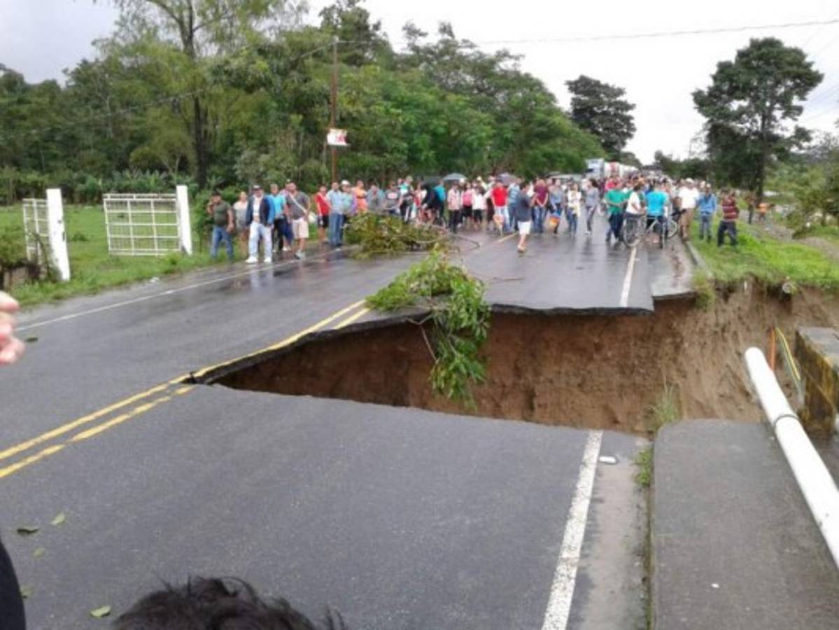 Habilitan carretera CA-13 entre Honduras y Guatemala tras hundimiento por fuertes lluvias