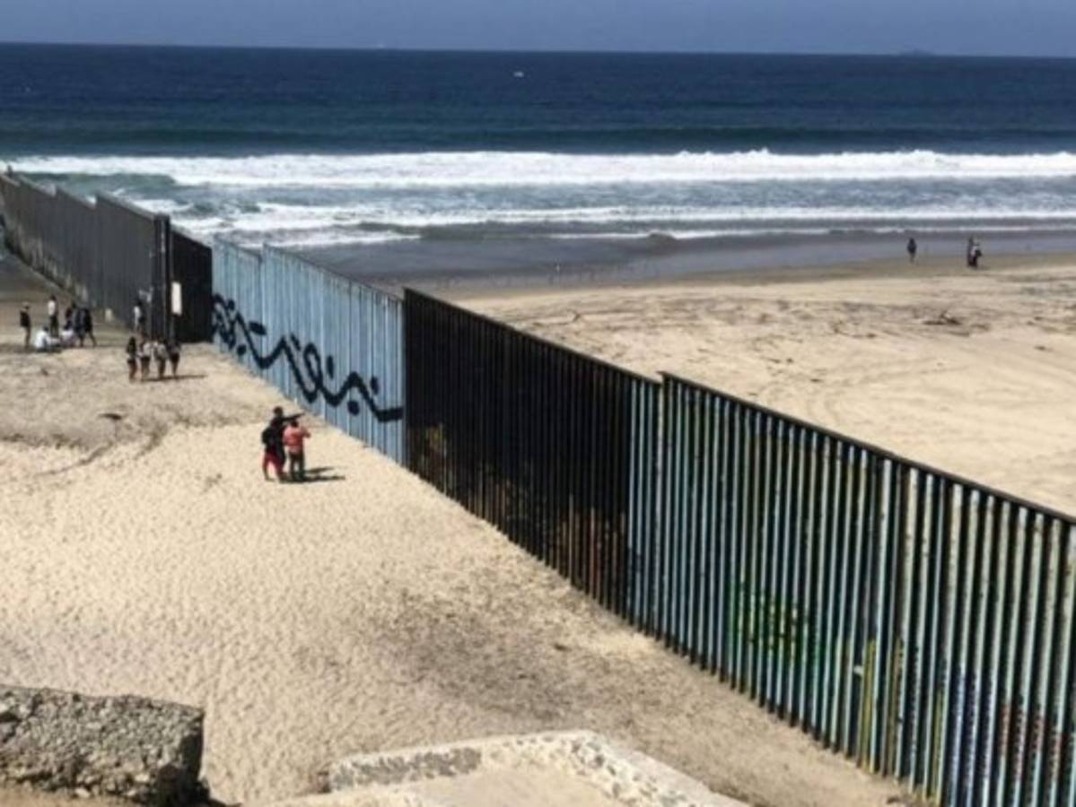 Video muestra a docenas de migrantes cruzando a California  