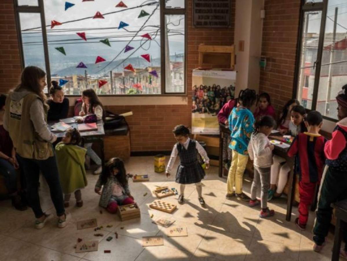 En la actualidad, diez personas apoyan en el Centro y cinco de ellos son franceses, quienes trabajan como servicio cívico (que es una modalidad subsidiada por el Gobierno francés), practicantes o voluntarios. Foto: Camilo Hernández/ EL TIEMPO.