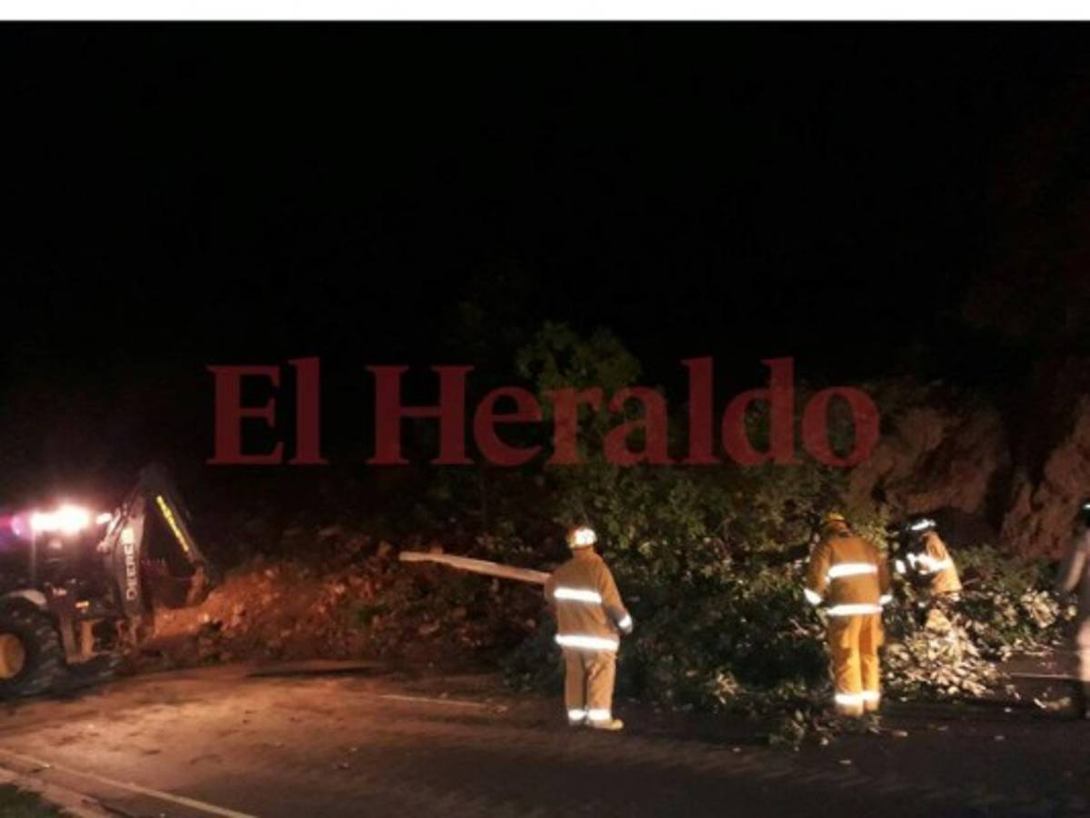 Registran un alud de tierra en la carretera al norte de Honduras