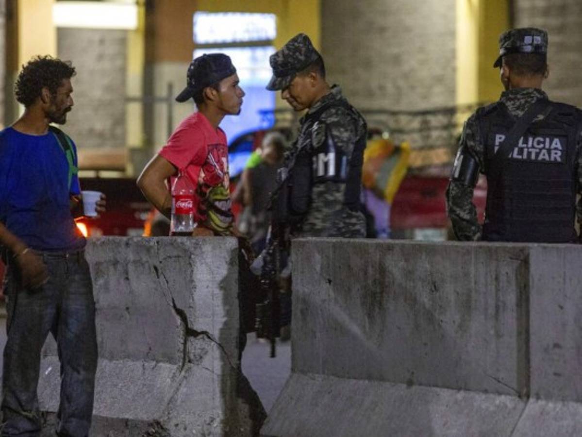 Hondureños solicitantes de asilo viven penurias por políticas de EEUU 