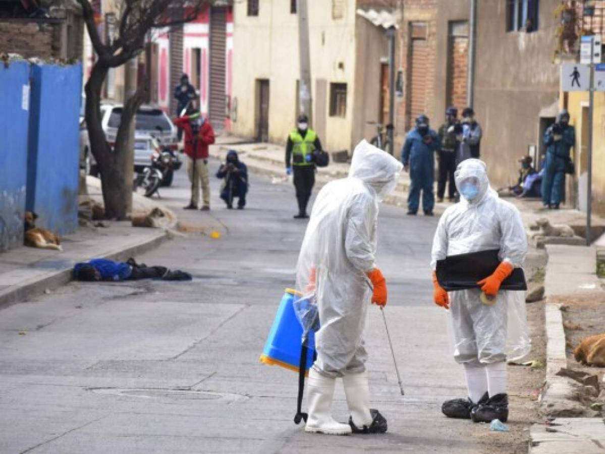 Bolivia: Sacan a la calle cadáver de fallecido por covid-19