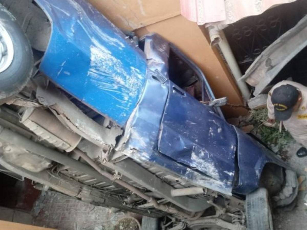 Vehículo cae sobre casa y casi provoca una tragedia en la capital
