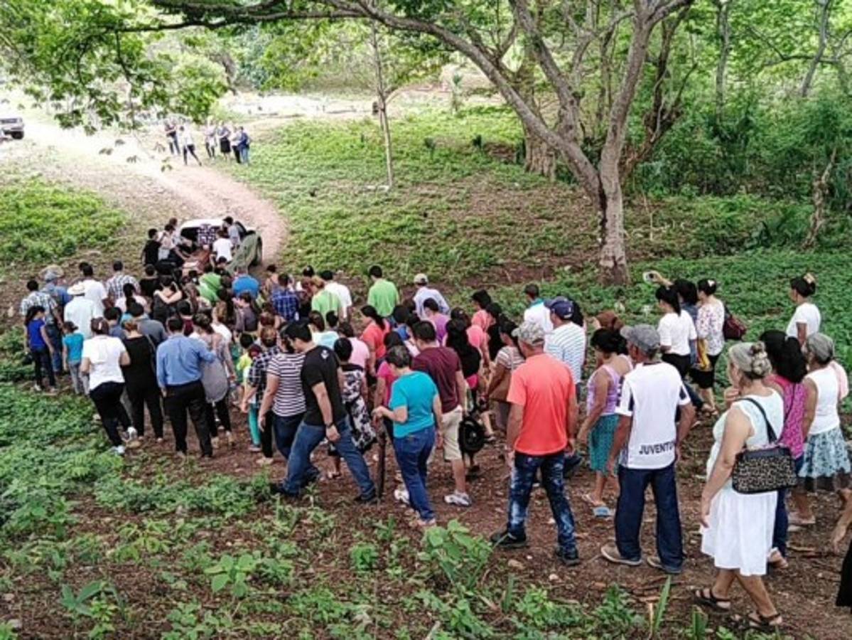 Amigos, compañeros de trabajo, vecinos y sus familiares sepultaron este viernes a la maestra Ingrid Ulloa. Foto: Hecho en Trinidad SB.