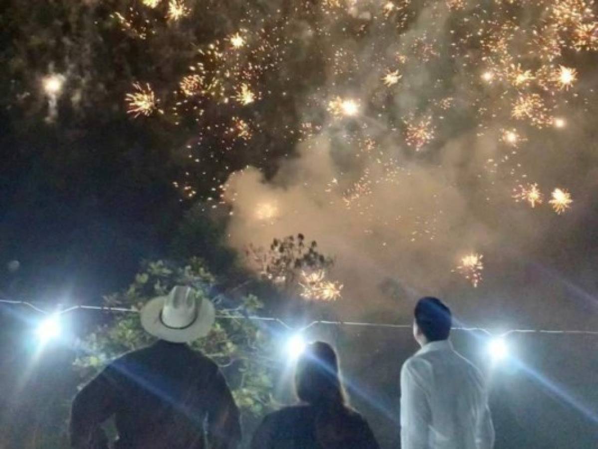 Con fuegos artificiales Xiomara Castro recibe el año que inicia su gobierno en Honduras