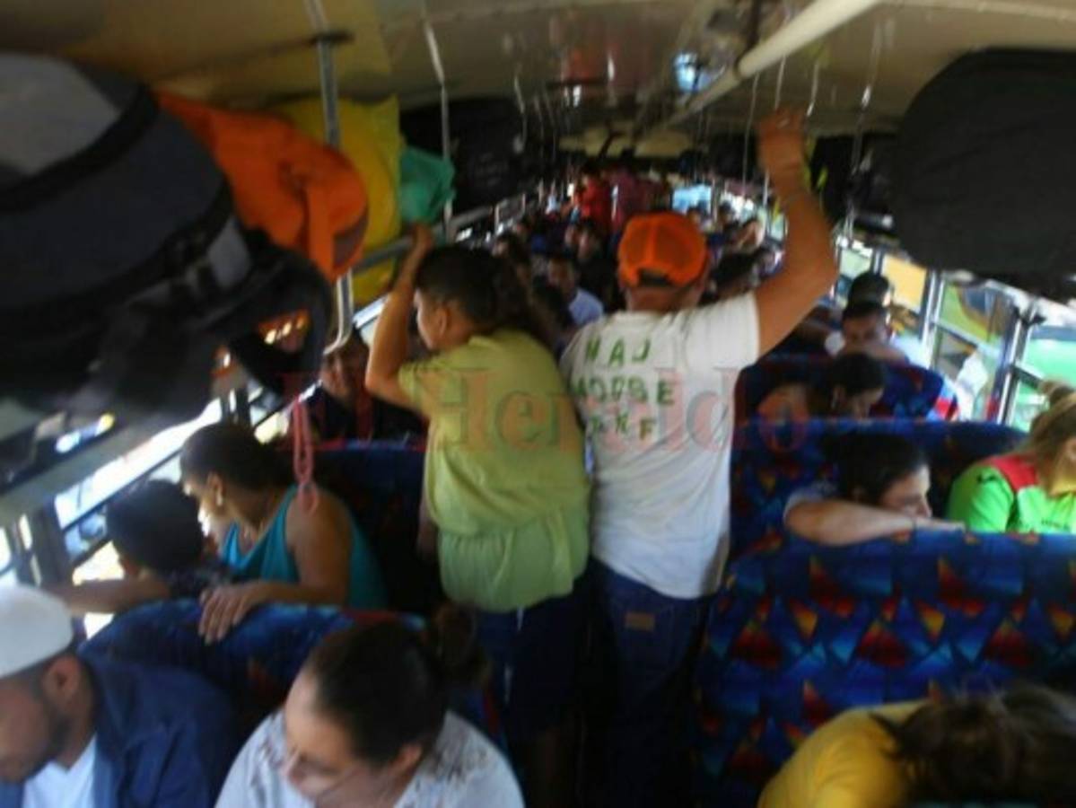 Veraneantes abandonan masivamente la capital rumbo al norte y sur de Honduras