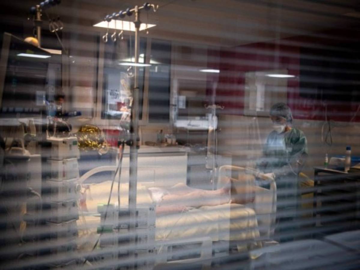 OPS dice que hospitales están 'peligrosamente llenos' y alerta sobre riesgo del covid para adultos jóvenes