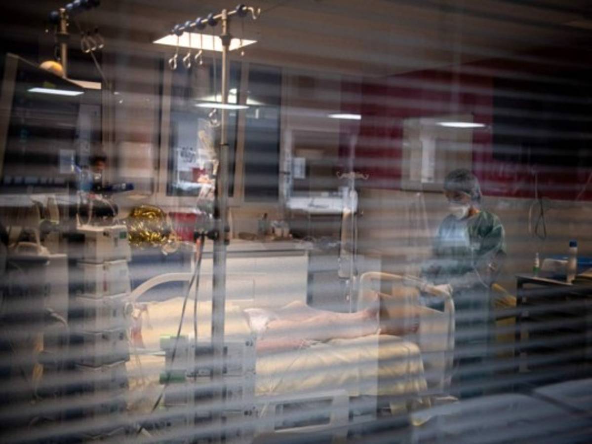 OPS dice que hospitales están 'peligrosamente llenos' y alerta sobre riesgo del covid para adultos jóvenes