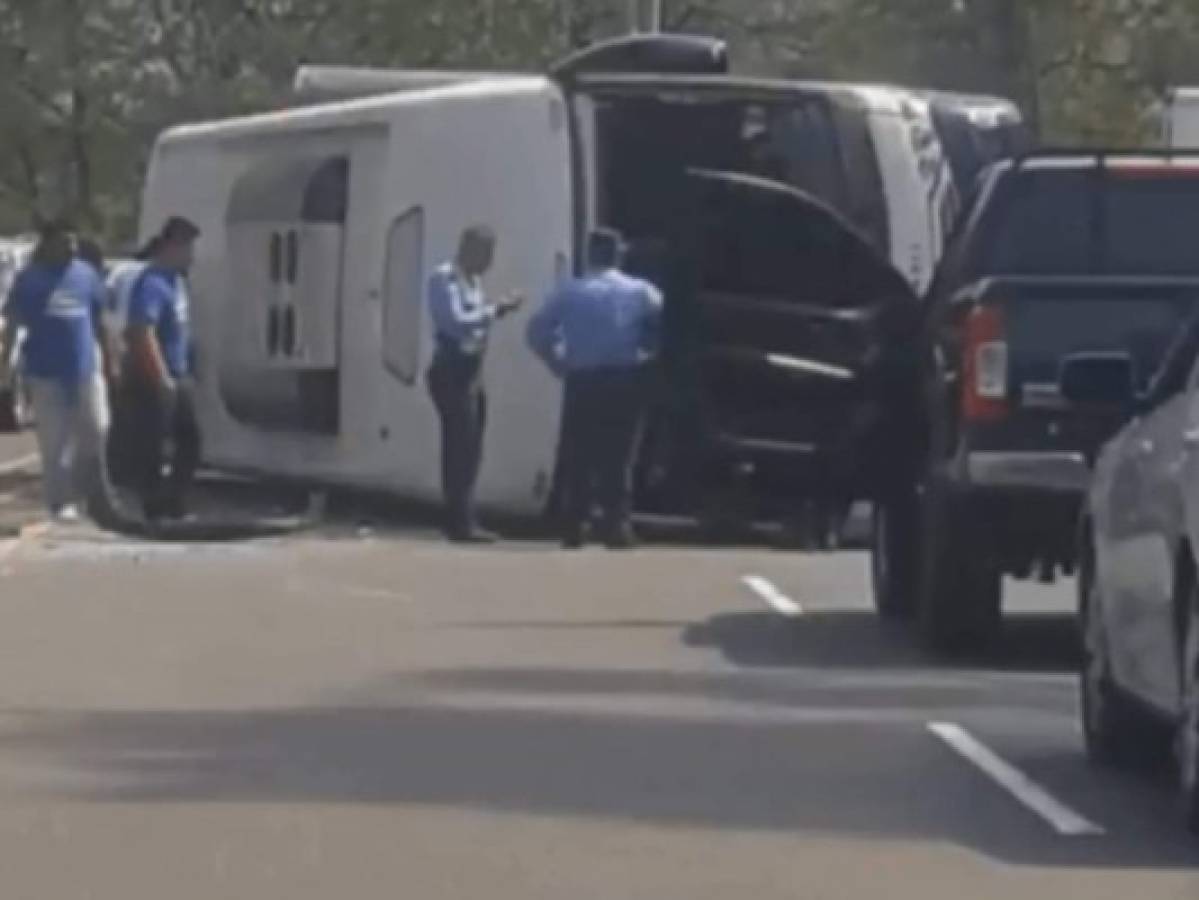 Autobús de la Academia Nacional de Policía vuelca en la carretera CA-5