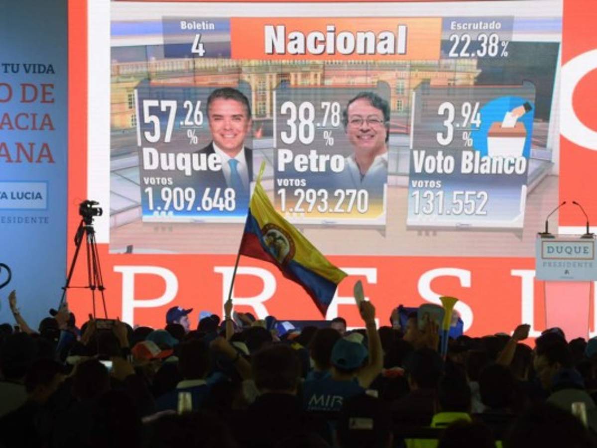 Derechista Iván Duque toma ventaja durante escrutinio en elecciones en Colombia