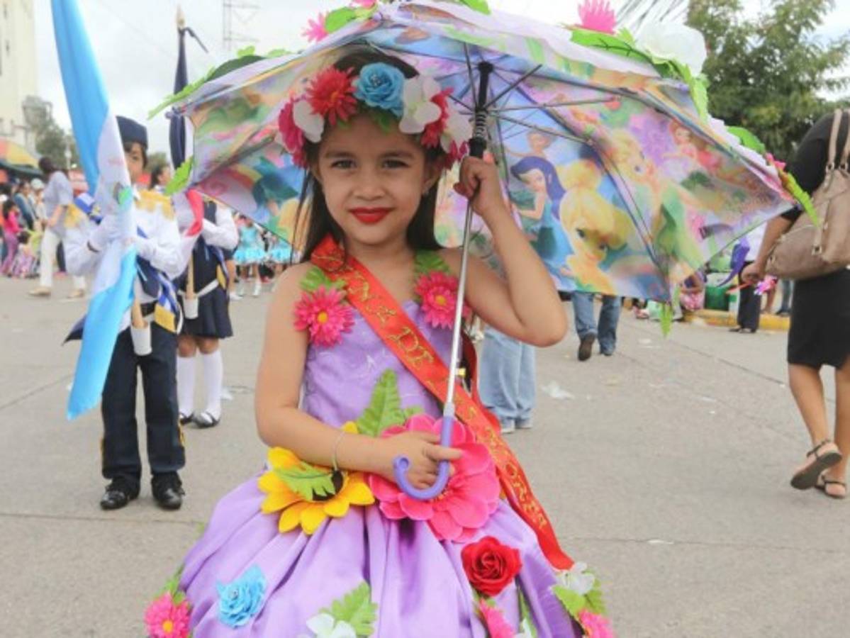 Pequeños resaltan los valores cívicos en desfile en la capital de Honduras