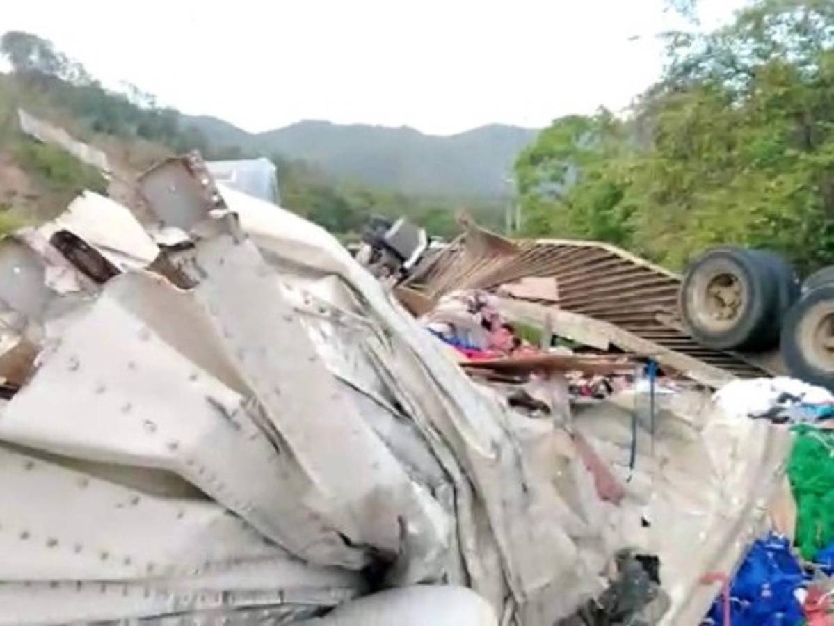 Conductor de rastra resulta ileso tras aparatoso accidente en Taulabé