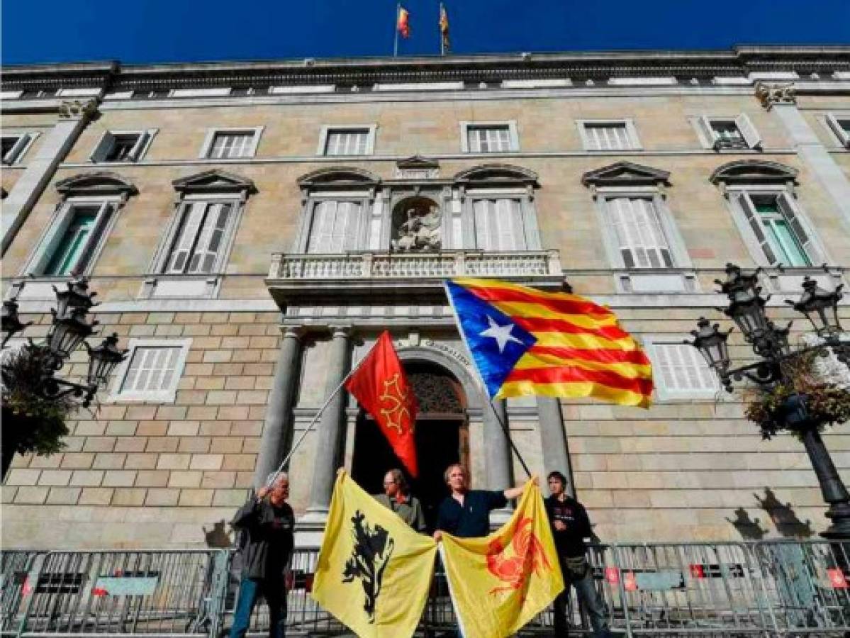 Tribunal Constitucional español suspende declaración de independencia de Cataluña