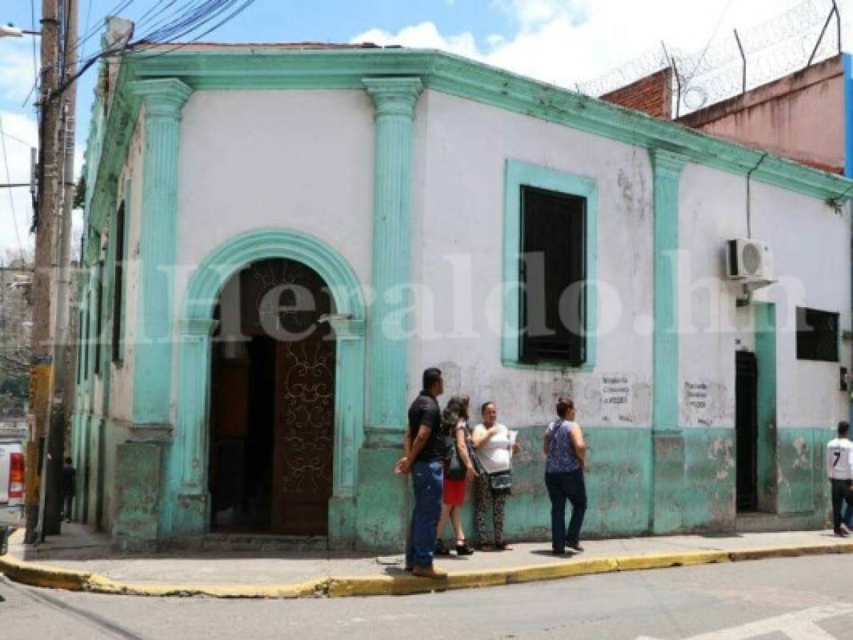 La fachada principal de la Hemeroteca Nacional, ubicada a un costado de la antigua Casa Presidencial, en el centro de la capital de Honduras. Las autoridades de la Hemeroteca están esperando el apoyo de una universidad privada que colocará un cartel con el nombre. Foto: José López