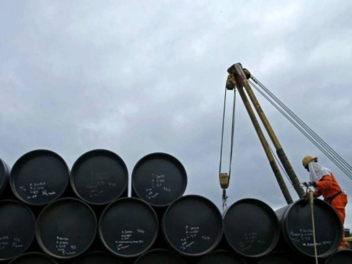 ¿Cuántos barriles de refinados de petróleo fueron reexportados por Honduras en febrero?