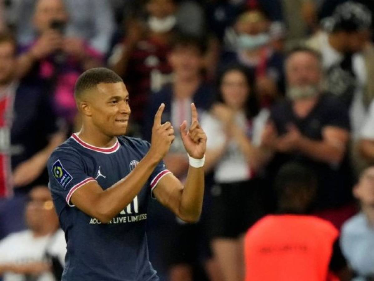 Mbappé le comunica a sus compañeros que continuará en el PSG esta temporada