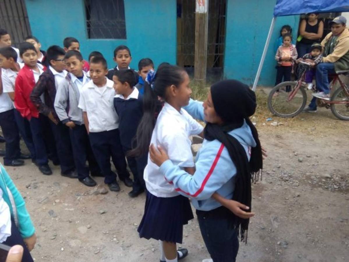 Los niños de la escuela Manuel Andara dan pésame a madre del manor asesinado (Fotos: Juan Cesar Díaz)