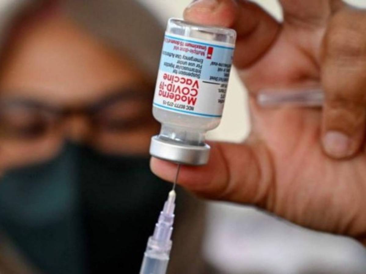 Expertos de EEUU recomiendan refuerzo de Moderna para adultos mayores y personas de riesgo  