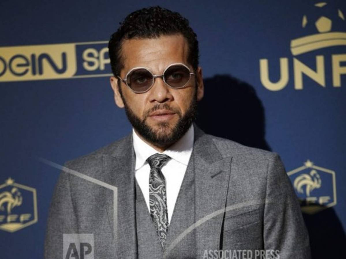 Dani Alves muestra su forma de celebrar la semana de la moda