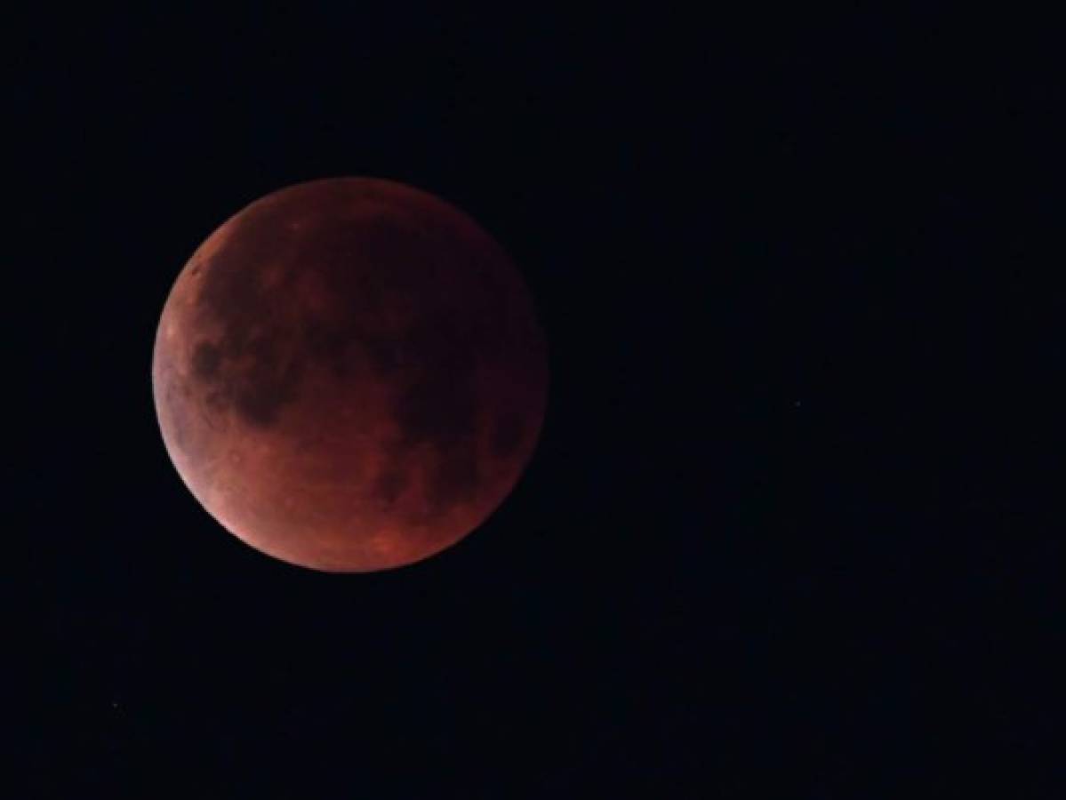 ¿Cuándo y dónde ver el eclipse lunar más largo del siglo XXI?