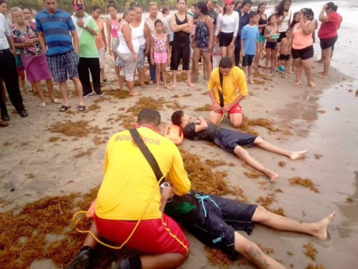 Dos jóvenes casi mueren ahogados en la playa de Tela, Atlántida