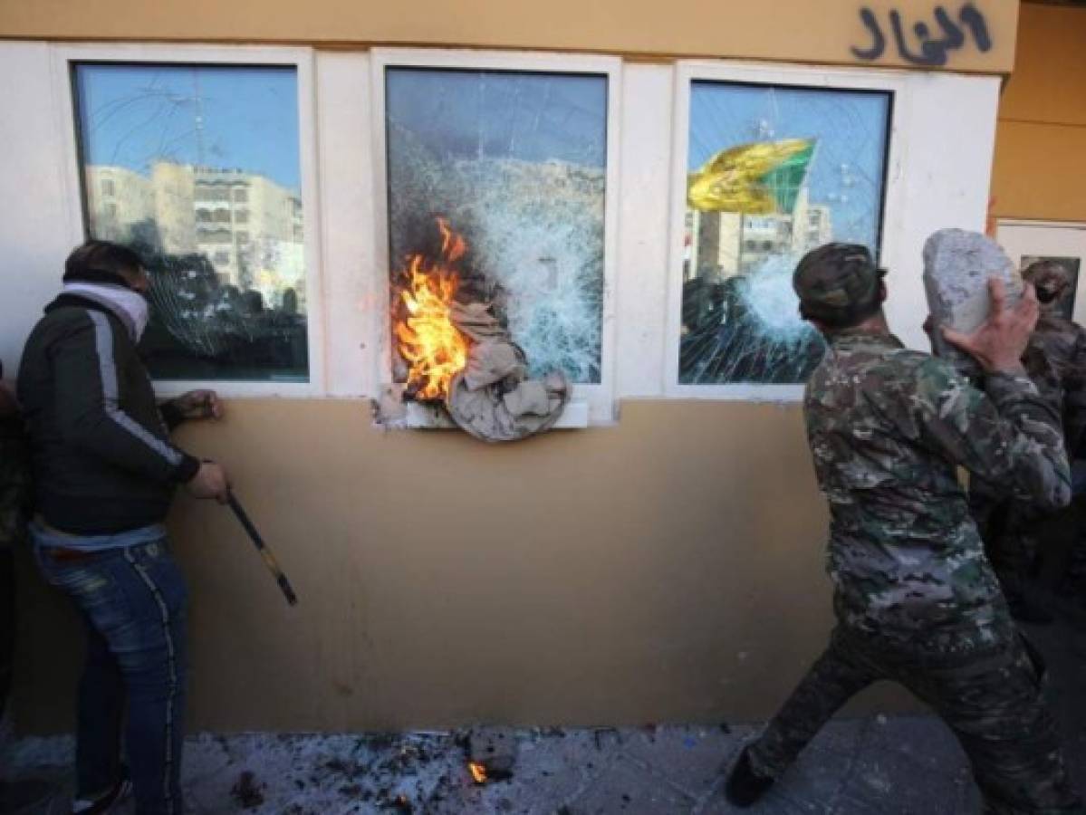 Manifestantes iracundos asaltan la embajada de EEUU en Bagdad