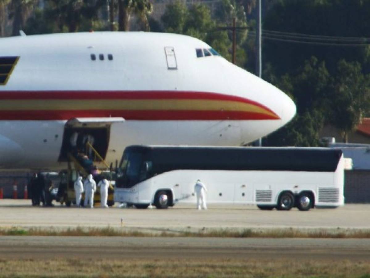 Aterriza en California avión con estadounidenses evacuados de China