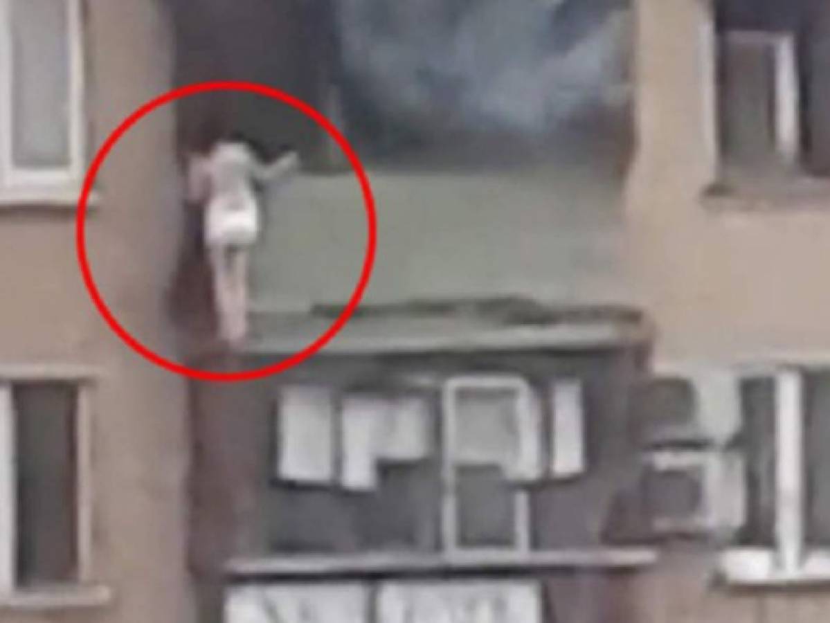 Video: Mujer salta desde un octavo piso para evitar un incendio