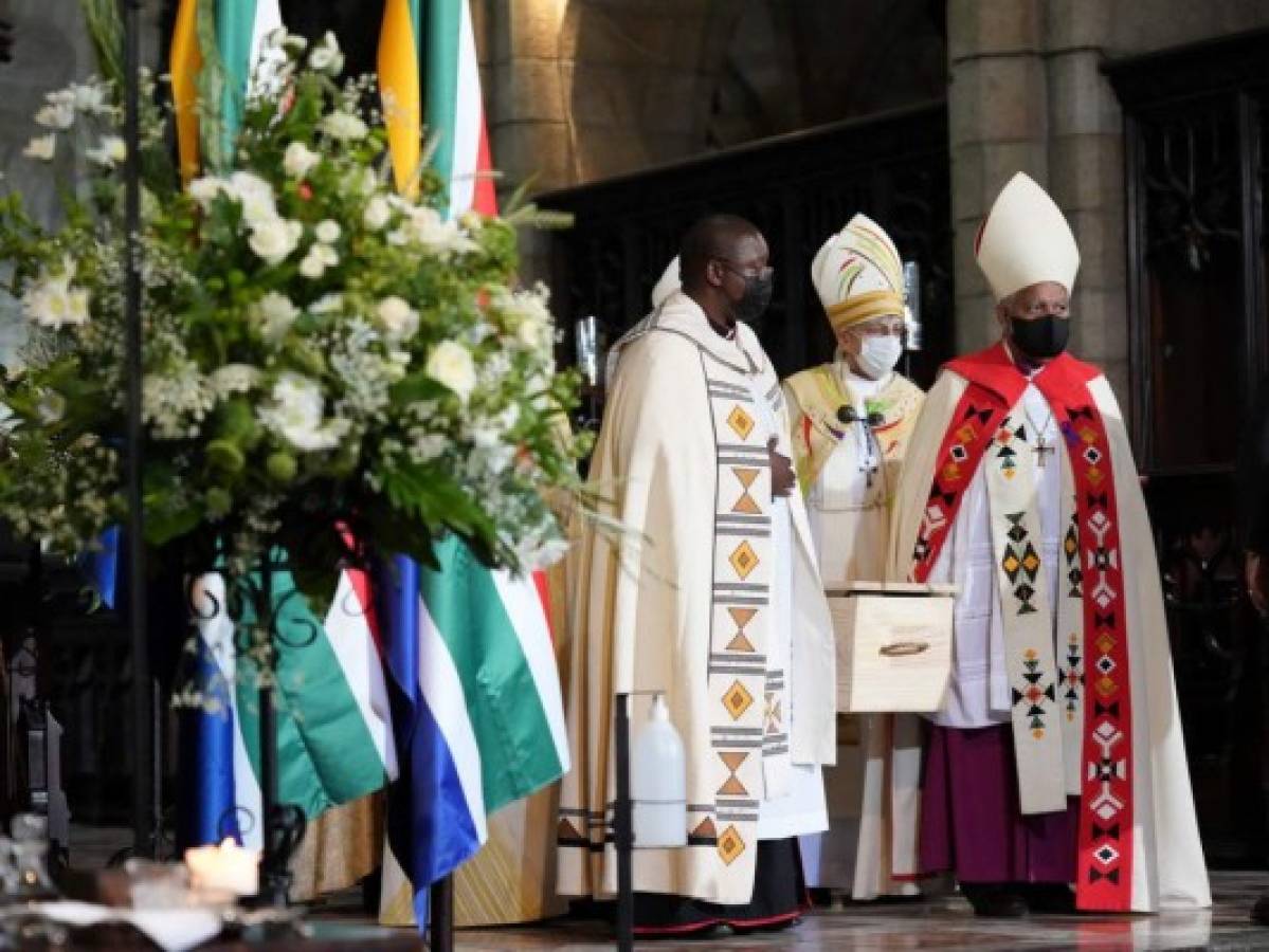 Entierran las cenizas de Desmond Tutu en catedral de San Jorge