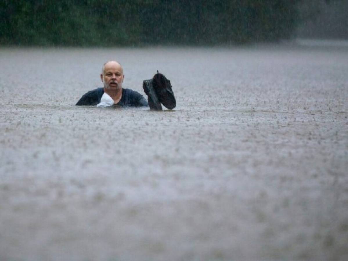 Más de mil rescates y desalojos en Texas por tormenta Imelda