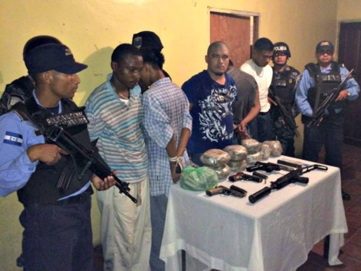 Detenidos cinco supuestos pandilleros en posesión de armas de grueso calibre