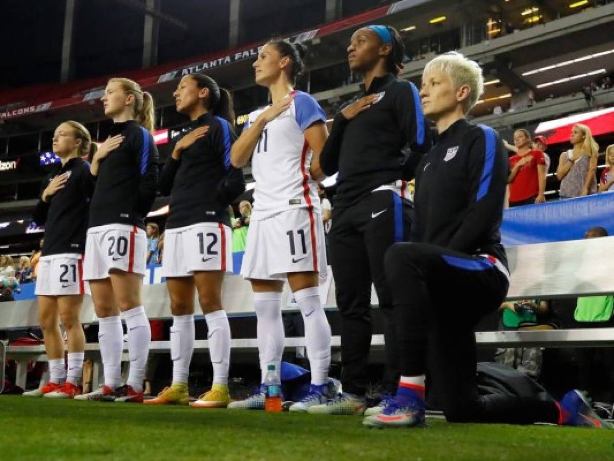Federación de fútbol de EEUU revisará prohibición de arrodillarse durante himno