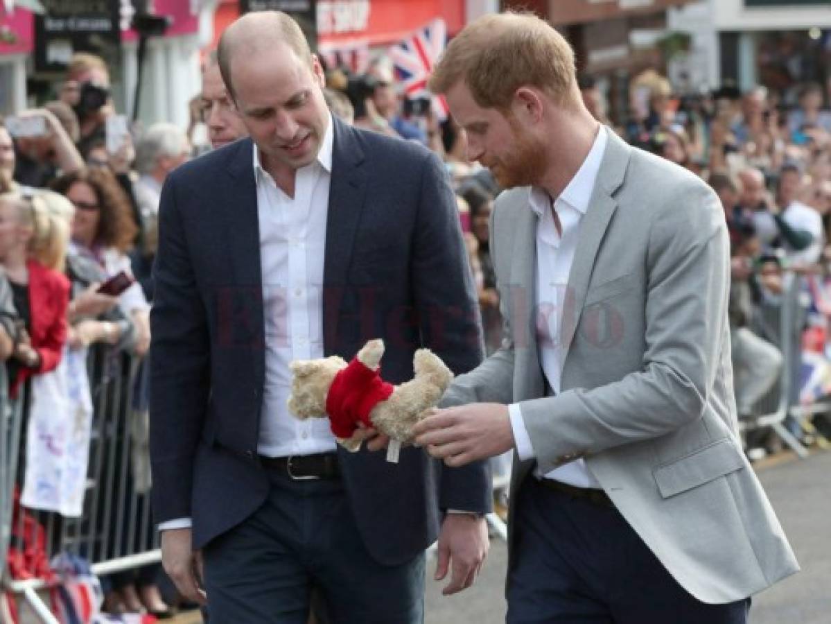 Un osito de peluche, el regalo menos esperado a horas de la boda del príncipe Harry y Meghan