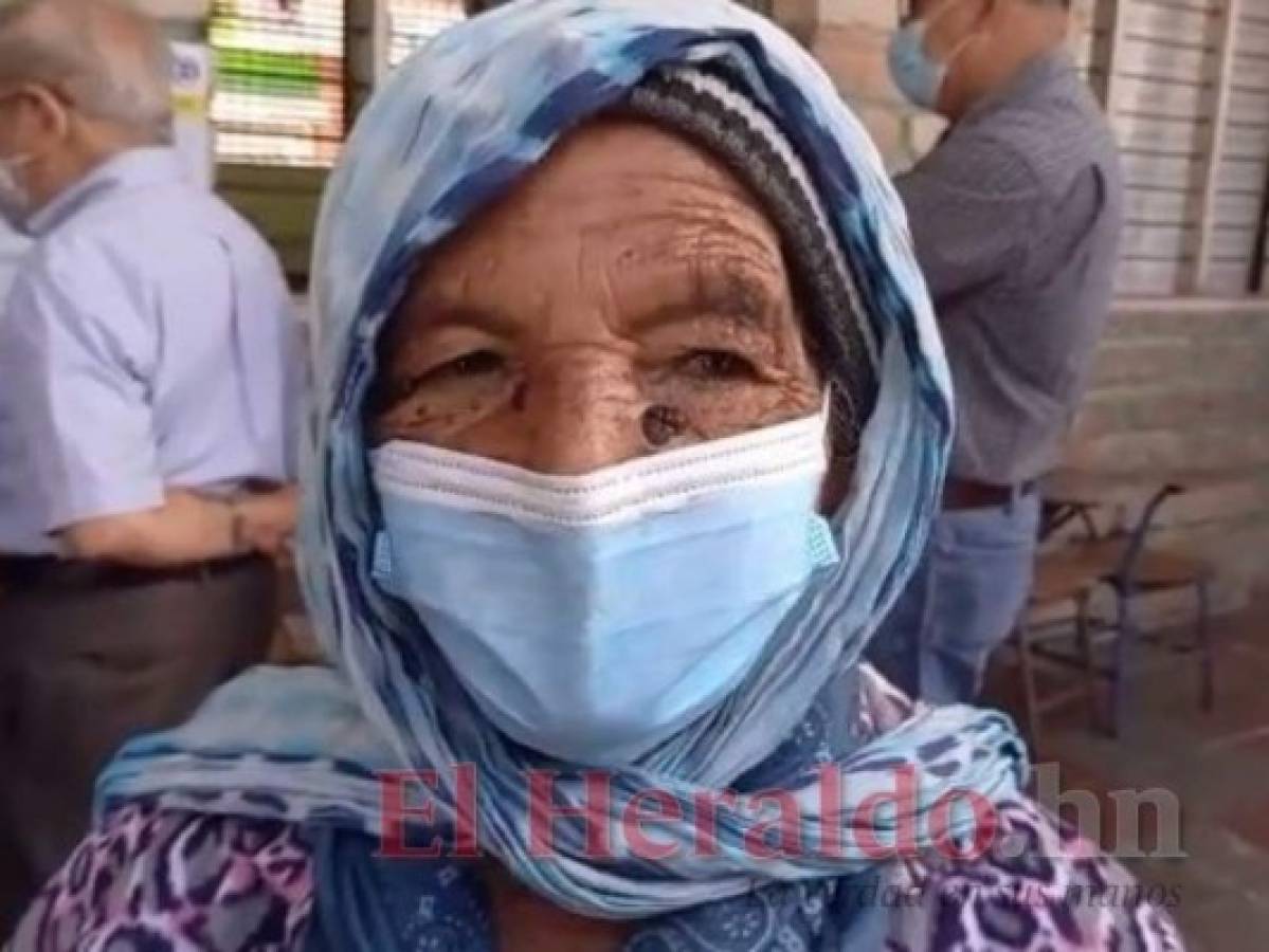 Anciana de 84 años se quedó sin votar por portar vieja tarjeta de identidad