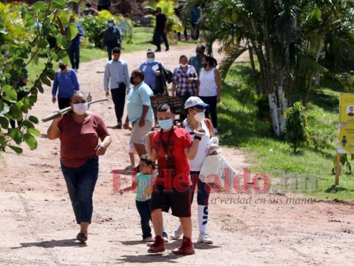 Los núcleos familiares utilizaron sus mascarillas y permanecían en los nichos de sus seres queridos.