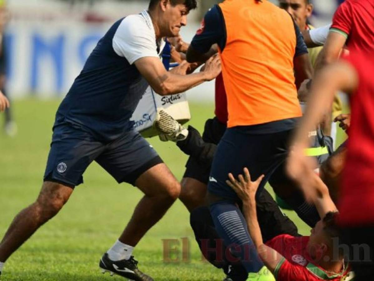Momento en el que el utilero de Marathón estaba en el suelo.