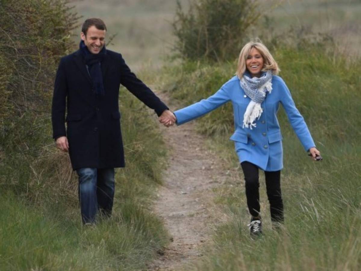 La historia de amor de Emmanuel y Brigitte Macron, la nueva pareja presidencial de Francia