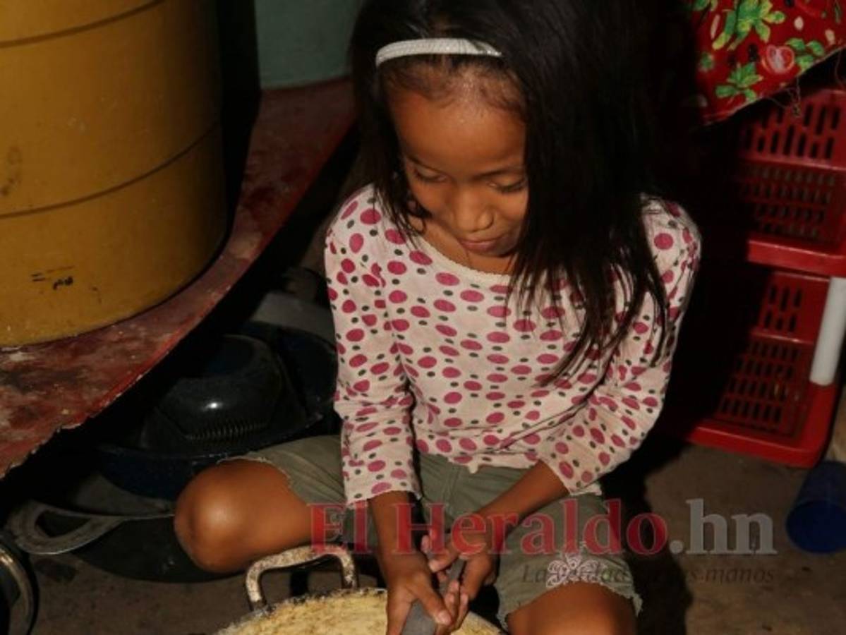 Los niños son los que más sufren por la poca comida, muchas veces solo hay tortilla, sin frijoles, a veces con sal para aguantar hasta el siguiente día. Foto: David Romero/El Heraldo