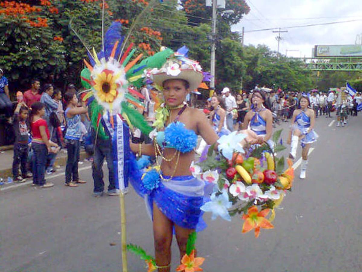 Derroche de civismo y belleza en desfiles patrios