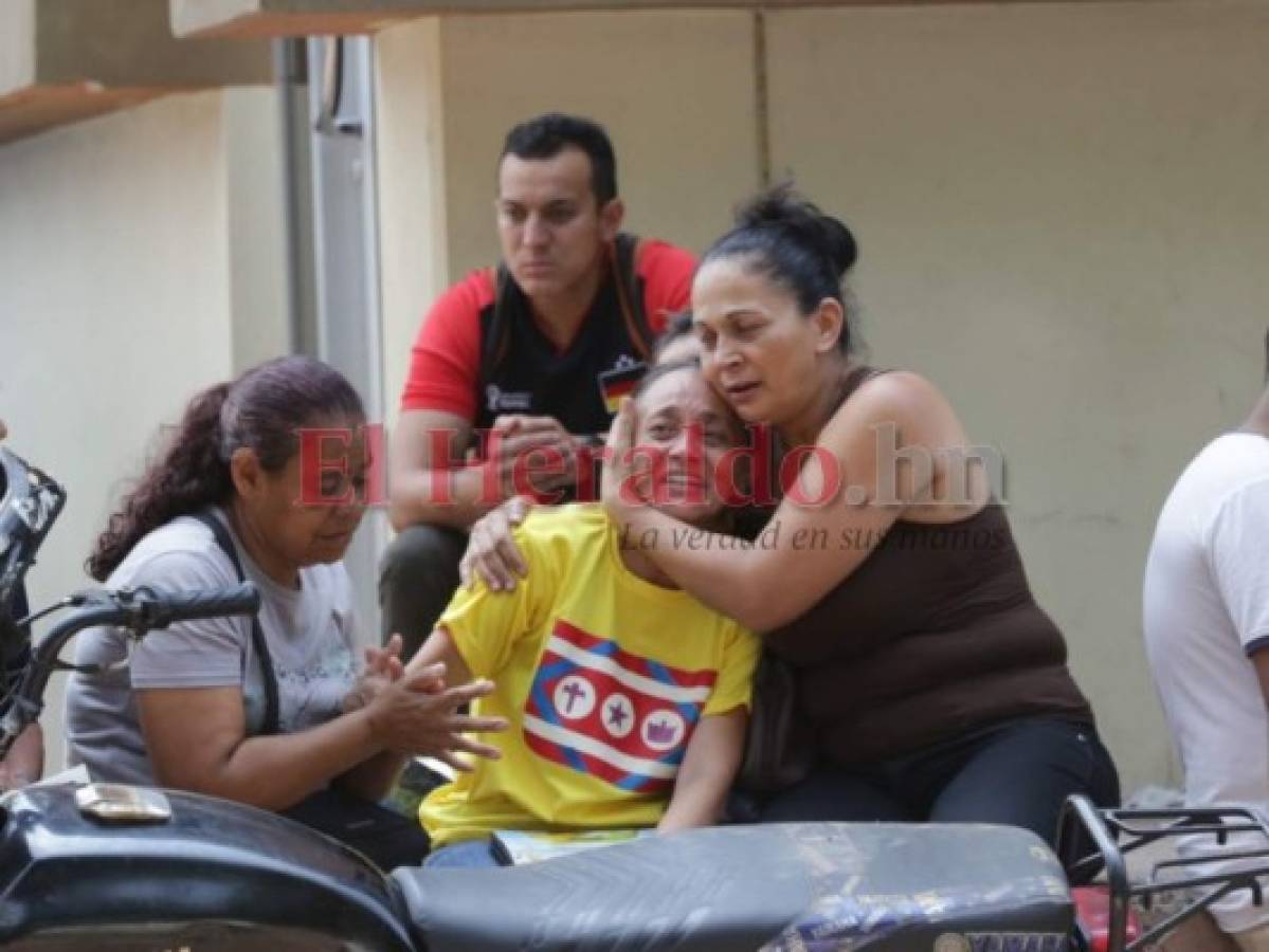 La madre del joven rompió en llanto en la morgue capitalina. Foto Estalin Irías| EL HERALDO