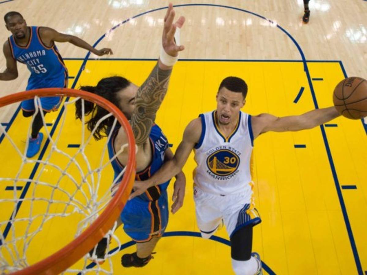 Curry brilla de nuevo, Warriors empatan 1-1 con Thunder