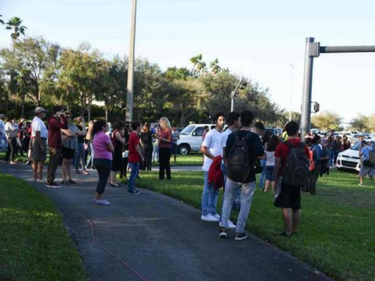 Escuela de Florida vuelve a clases tras masacre y en medio de debate sobre armas