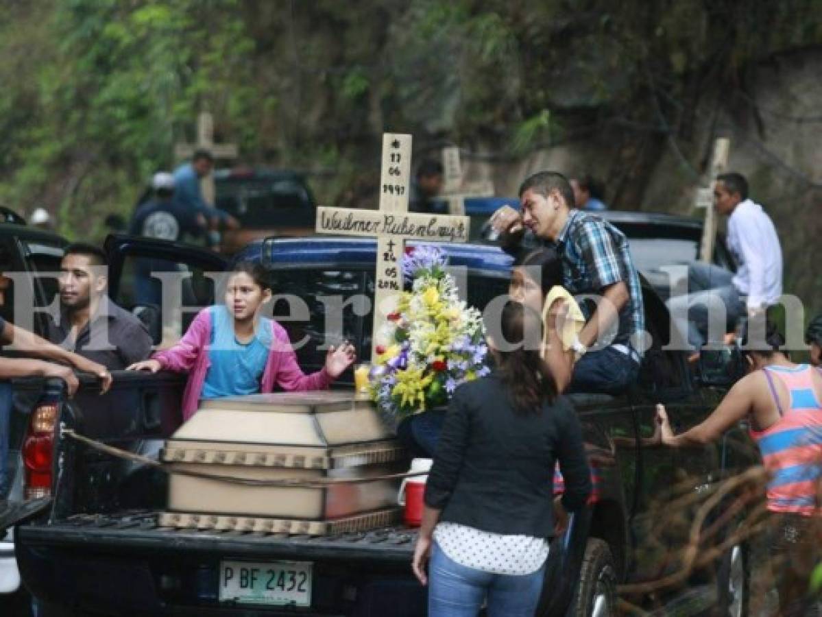 Entierran los restos de familia que murió aplastada por roca en El Paraíso