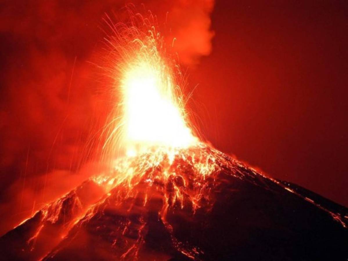 Volcán de Fuego registra fuerte explosión y lanza ceniza en Guatemala