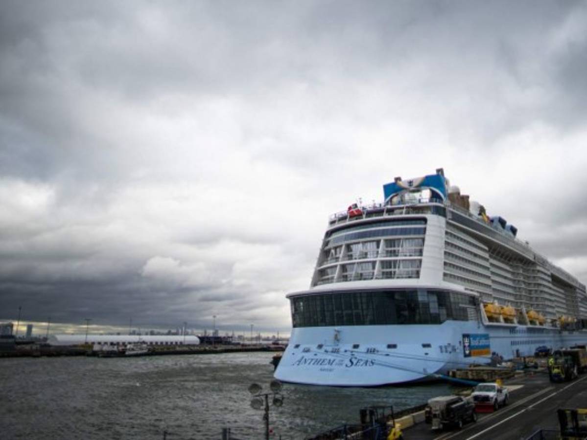 Levantan cuarentena a miles de personas confinadas en un barco en Hong Kong