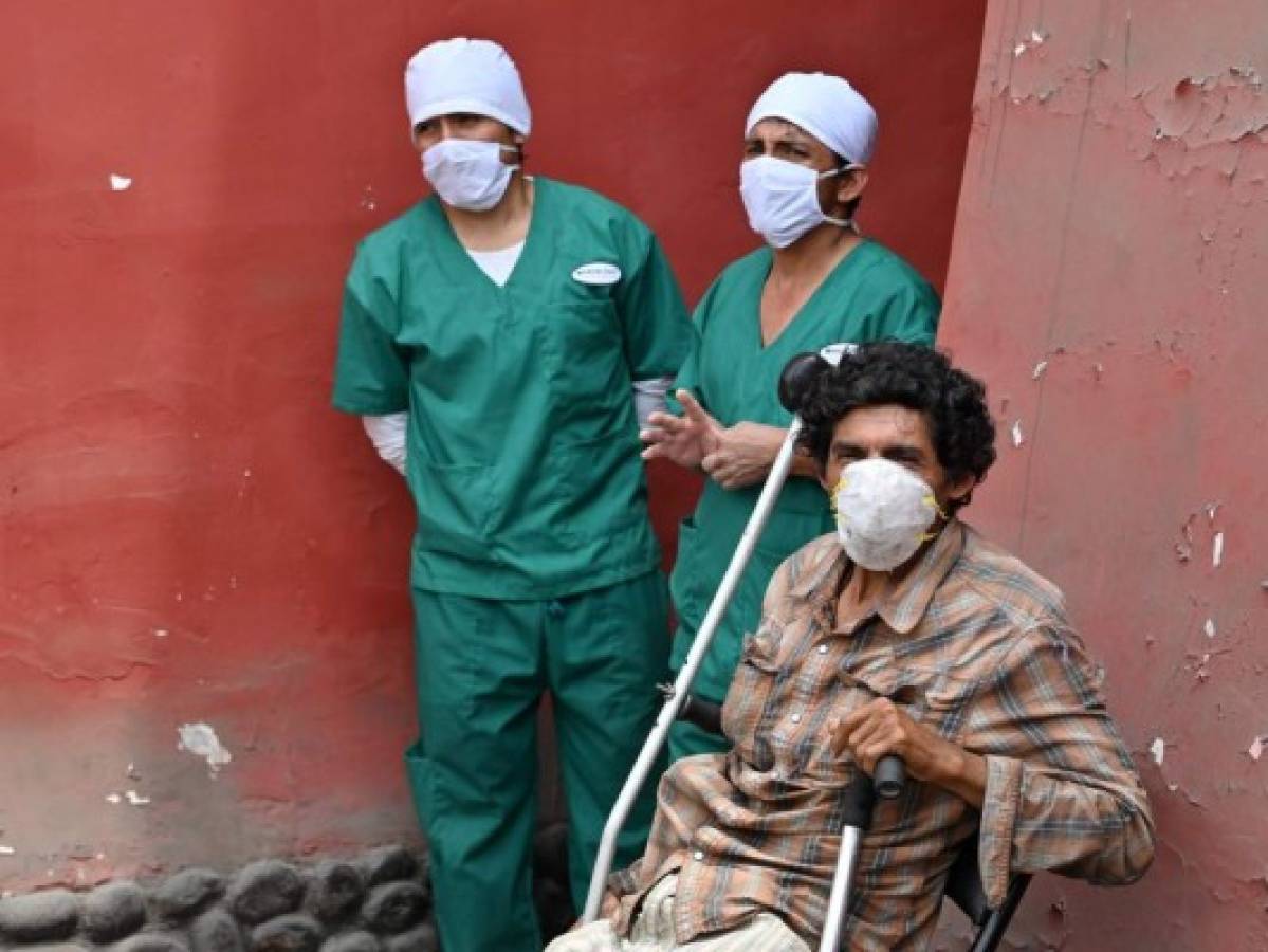 Mueren en Perú 16 personas que bebieron un licor para prevenir coronavirus