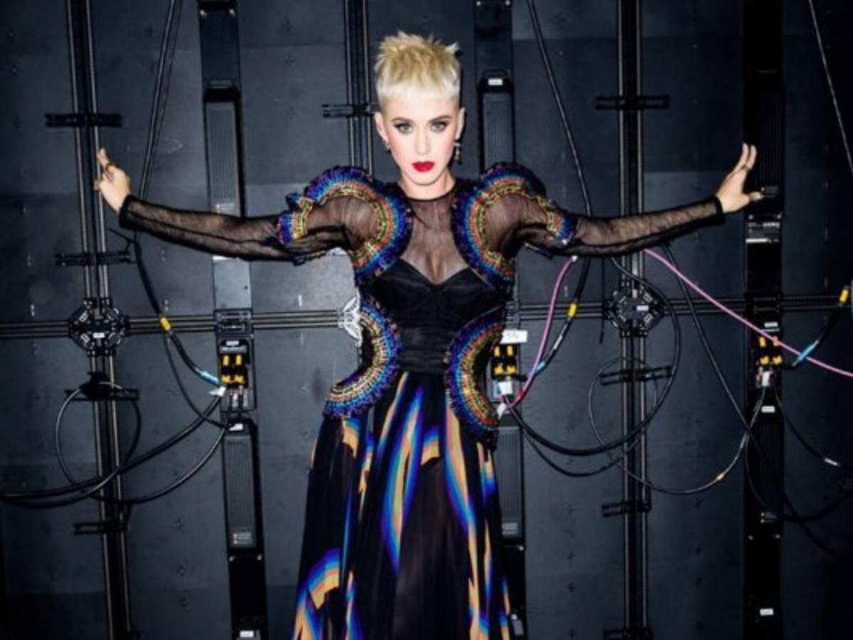 Irreconocible: Katy Perry impacta al publicar foto cuando tenía 13 años