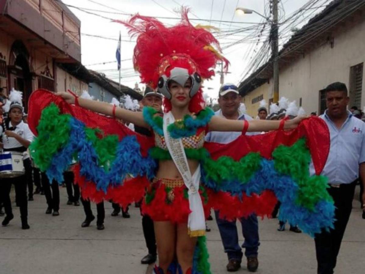 Comayagua rinde honores a la patria con fervoroso desfile